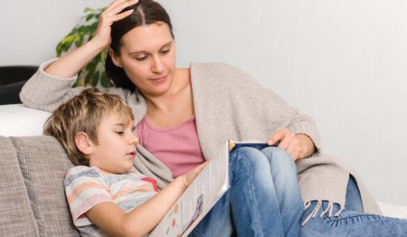 Mutter und Kind beim Lesen Mutter und Kind beim Lesen