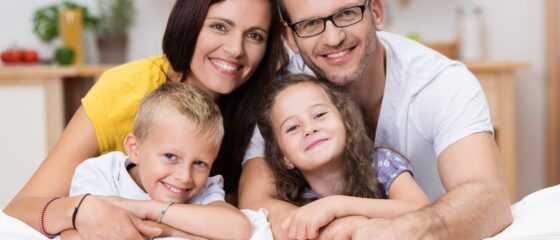lachende familie auf dem sofa
