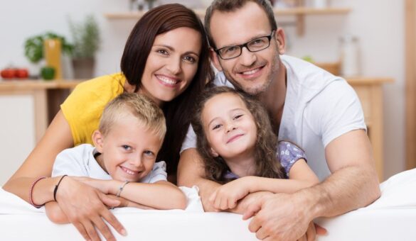 lachende familie auf dem sofa